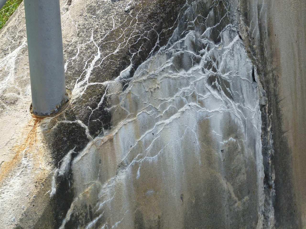 水泥墙裂缝漏水用什么修补方法（水泥墙裂口怎么修）